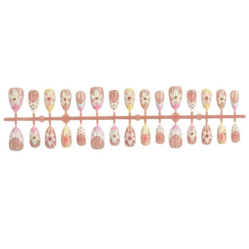 Kunstnagelset mit eleganten floralem Design und Glitzerakzenten Karnz