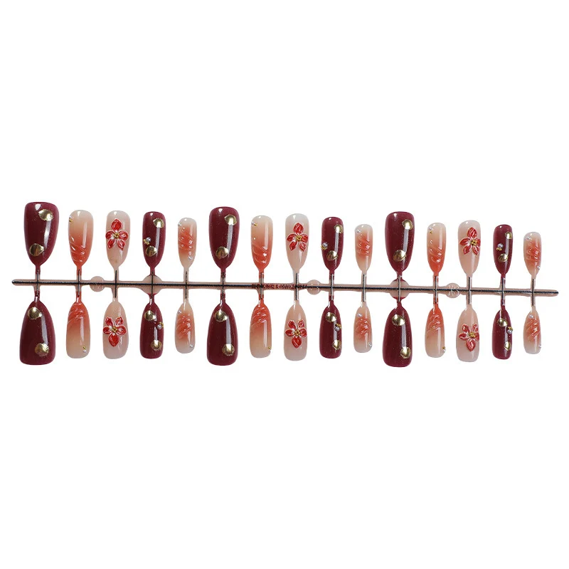 Kunstnagelset mit eleganten floralem Akzenten und Glitzerdetails Karnz