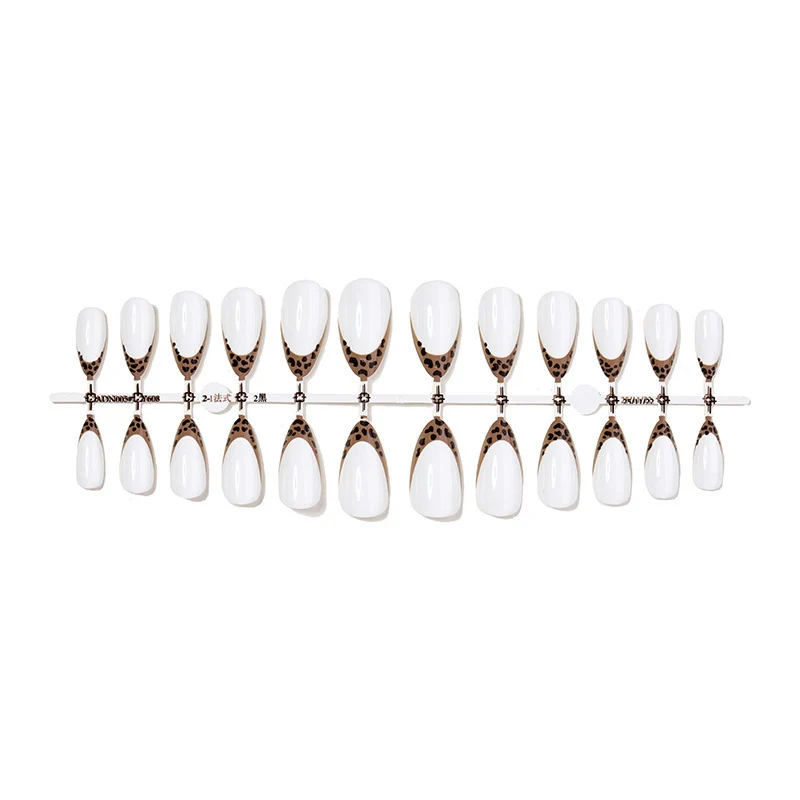 Kunstnagelset mit eleganten Designelementen Karnz