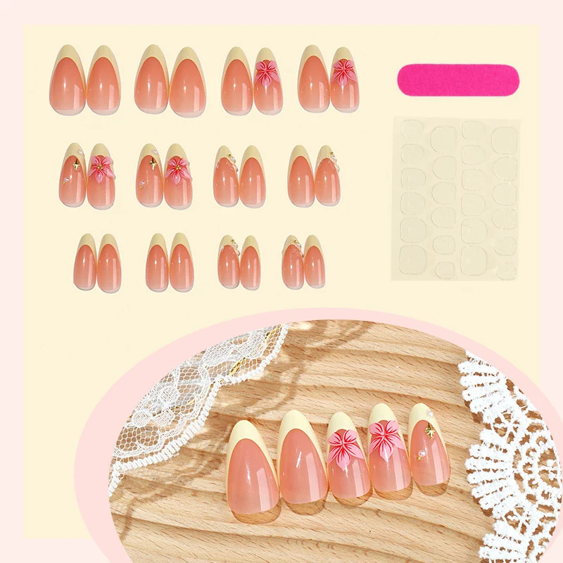 Kunstnagelset mit eleganten Blütenverzierungen und frischem Design Karnz