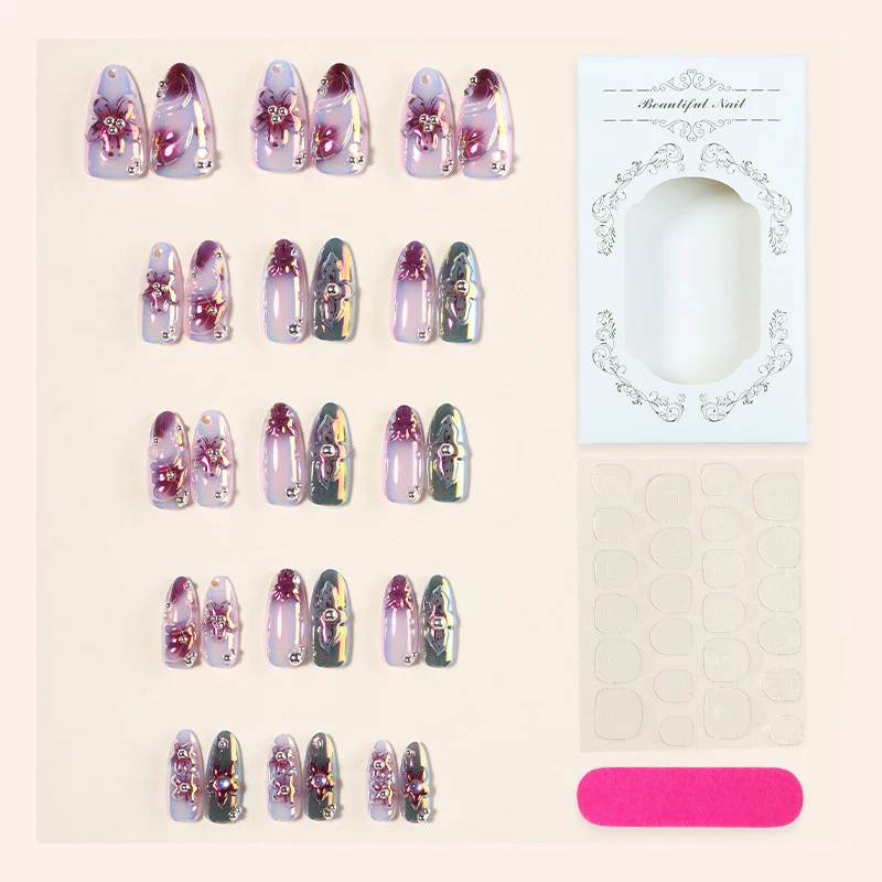 Kunstnagelset mit eleganten Blütenverzierungen Karnz