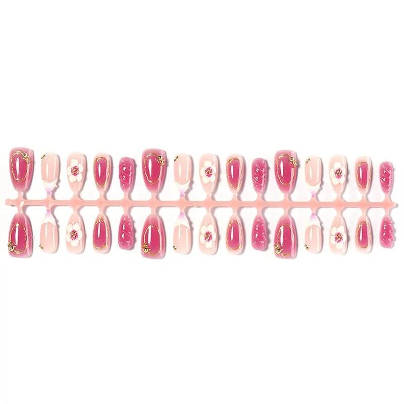 Kunstnagelset mit eleganten Blütenakzenten Karnz