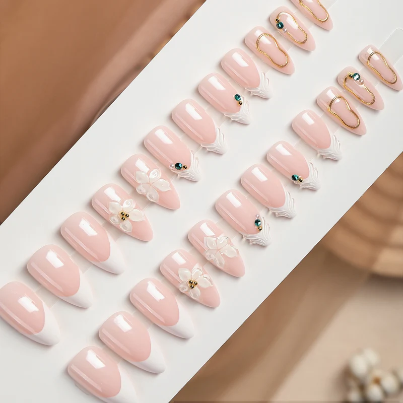 Kunstnagelset mit eleganten Blüten- und Strassverzierungen Karnz