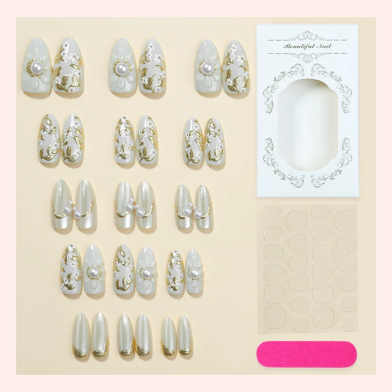 Kunstnagelset mit eleganten Blüten- und Perlenverzierungen Karnz