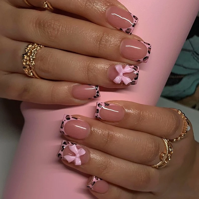 Kunstnagelset mit eleganten Blüten- und Leopardenmuster Karnz
