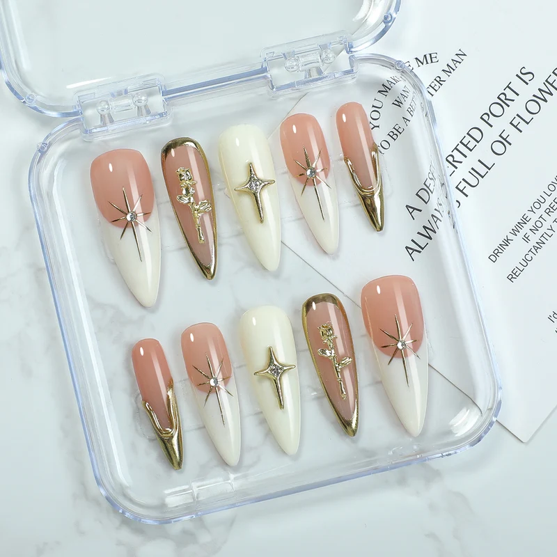 Kunstnagelset mit eleganten 3D-Verzierungen und luxuriösen Akzenten Karnz