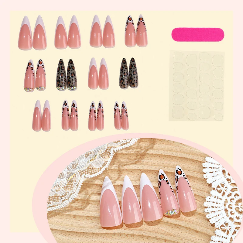 Kunstnagelset mit elegantem Spitzen-Design Karnz
