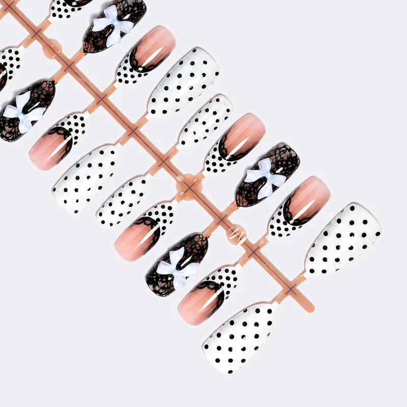 Kunstnagelset mit elegantem Spitzen-Design Karnz