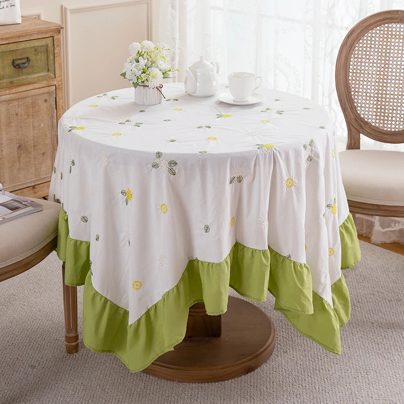 Elegante floral bestickte Tischdecke