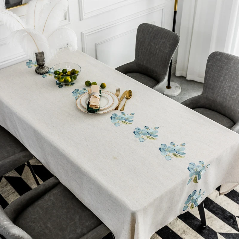 Elegante florale gestickte Tischdecke