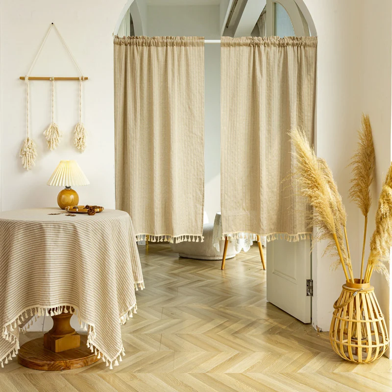 Dekorativer gestreifter Tischdecke