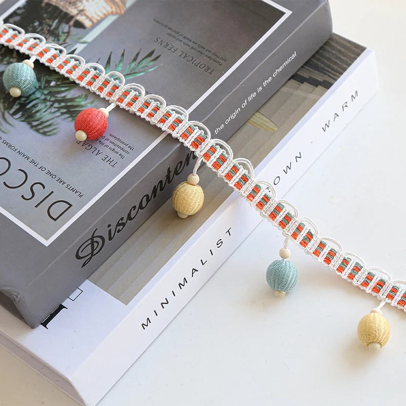 Dekorativer Fransenborte mit Bunten Quasten Karnz