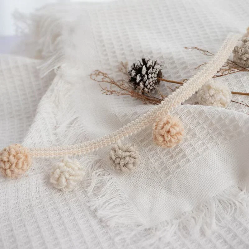 Dekorative Bordüre mit Pompons Karnz