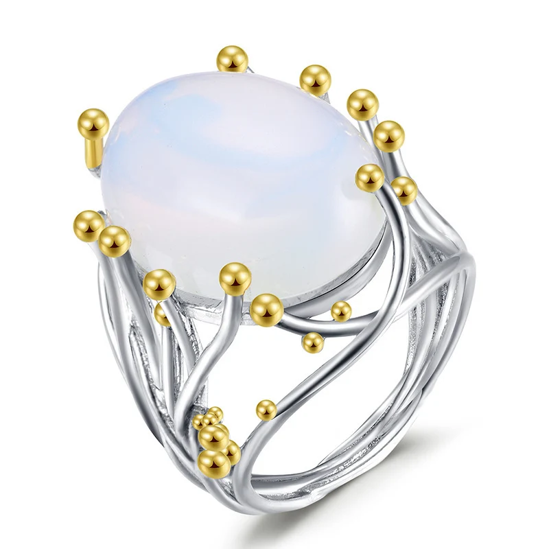 Ring mit Mondstein-Verzierung