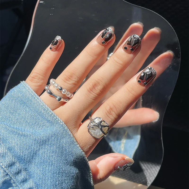 Elegante, mit Kristallen verzierte Press-On-Nagelkunst Karnz