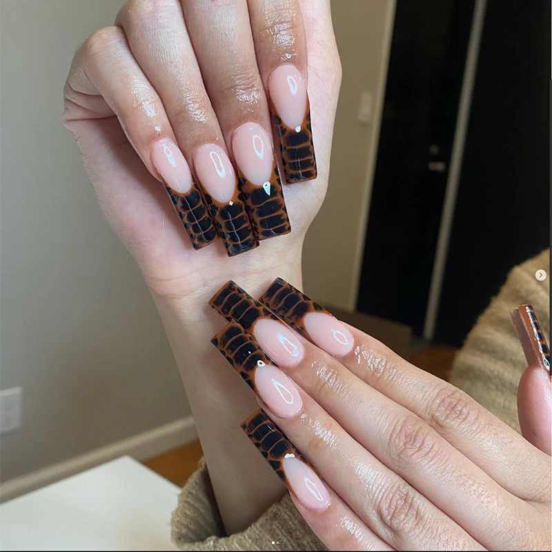 Elegante Acryl Press-On-Nagelverlängerungen mit stilvollem Krokodil-Design Karnz