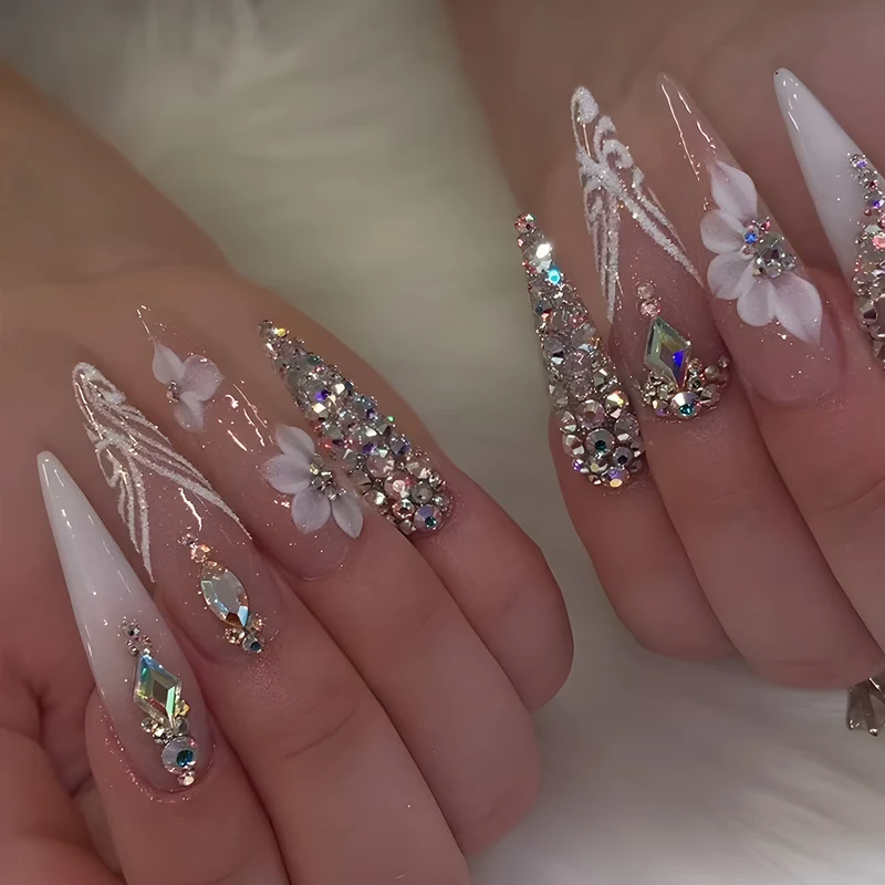 Dekorative Stiletto Press-On Nägel mit floralem und Strassdesign Karnz