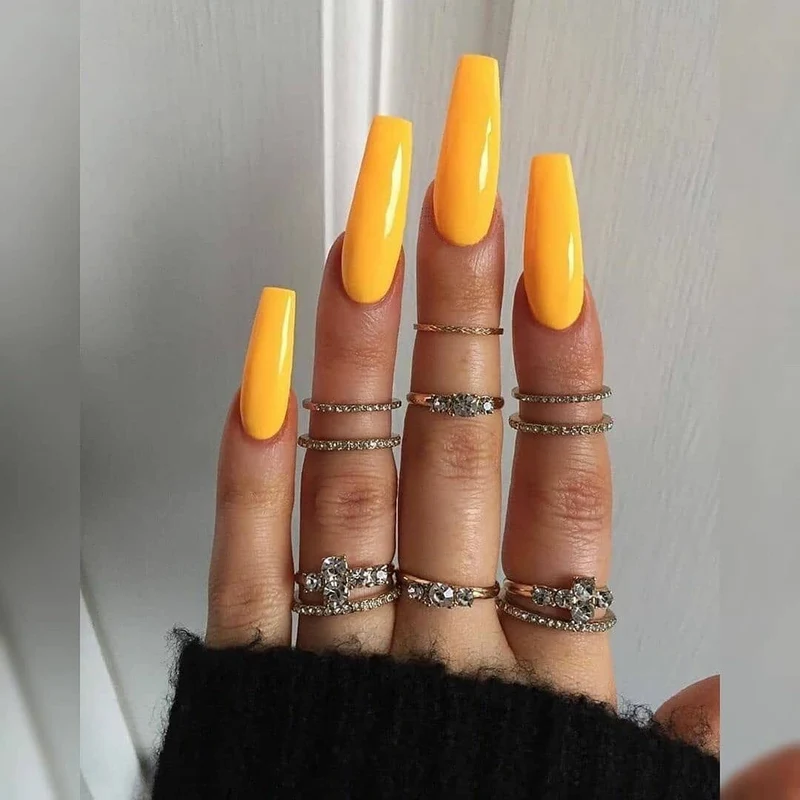 Künstliche Nagelverlängerungen mit Hochglanz-Finish Karnz