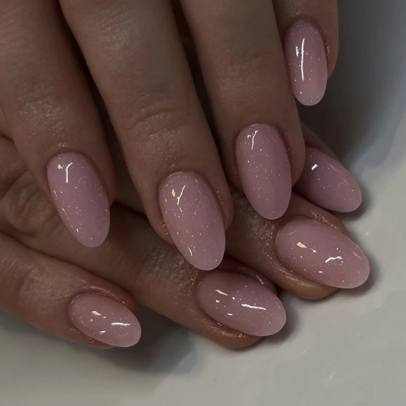 Künstliche Nagelverlängerungen mit Glitzerakzenten Karnz