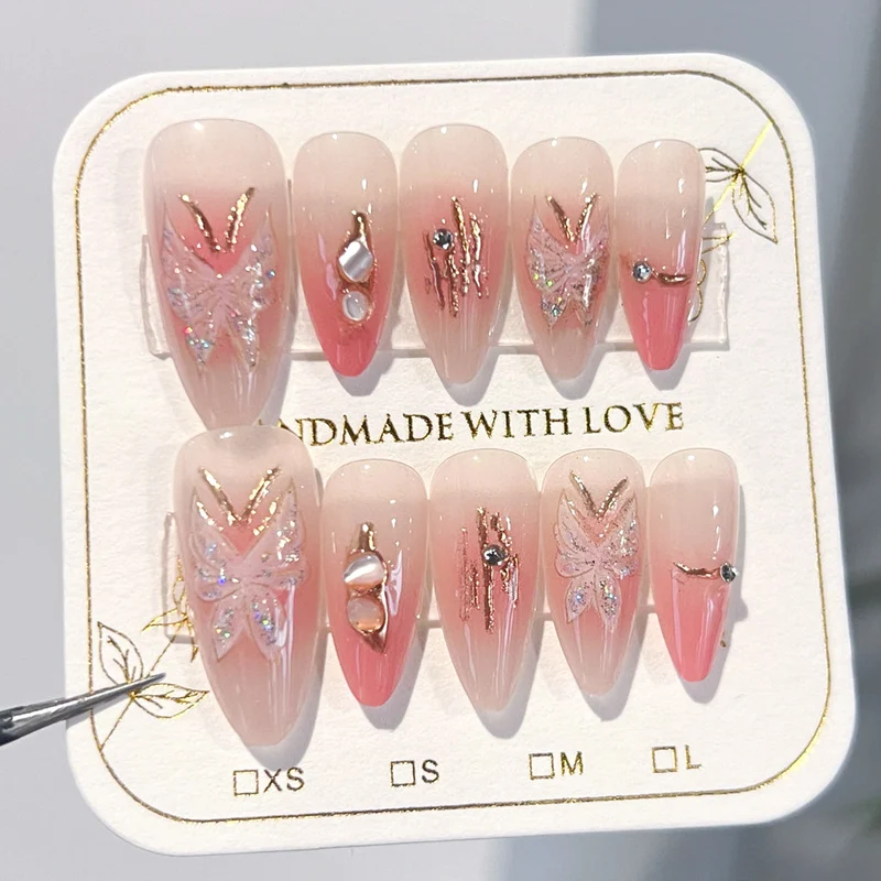 Künstliche Nagelverlängerungen mit floralen Motiven und Glitzerakzenten Karnz