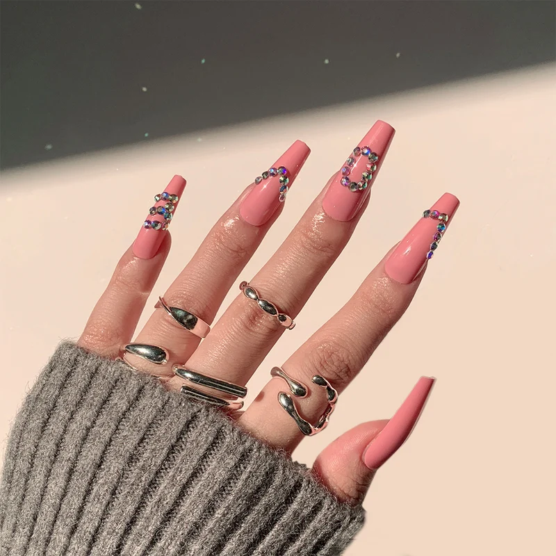 Künstliche Nagelverlängerungen mit eleganten Strassverzierungen Karnz