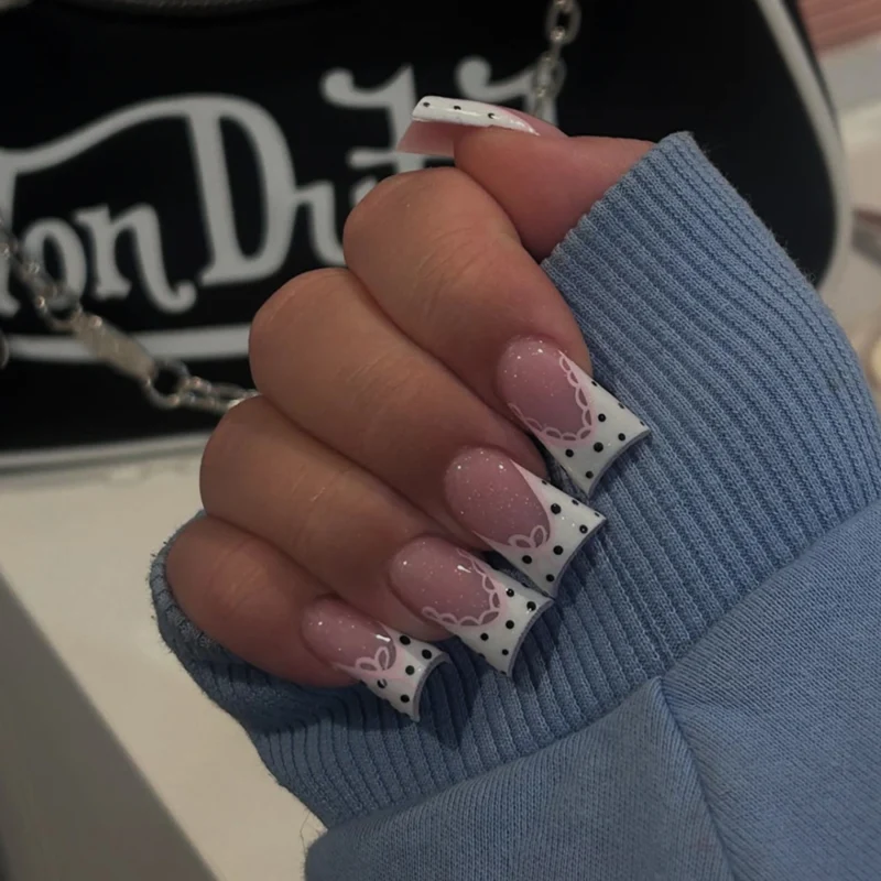 Künstliche Nagelverlängerungen mit elegantem Spitzen-Design Karnz