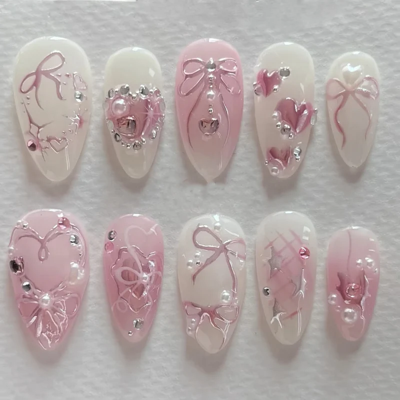 Künstliche Nagelkunst mit zartem Schmuckdesign Karnz