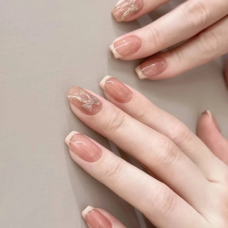 Künstliche Nagelkunst mit zartem floralen Design Karnz