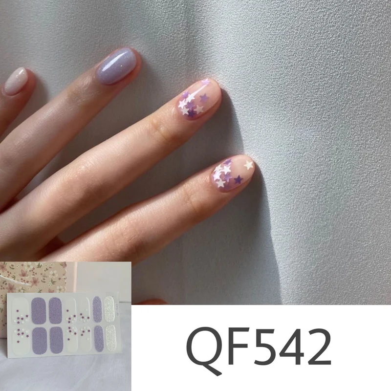 Künstliche Nagelkunst mit Sterndesign Karnz