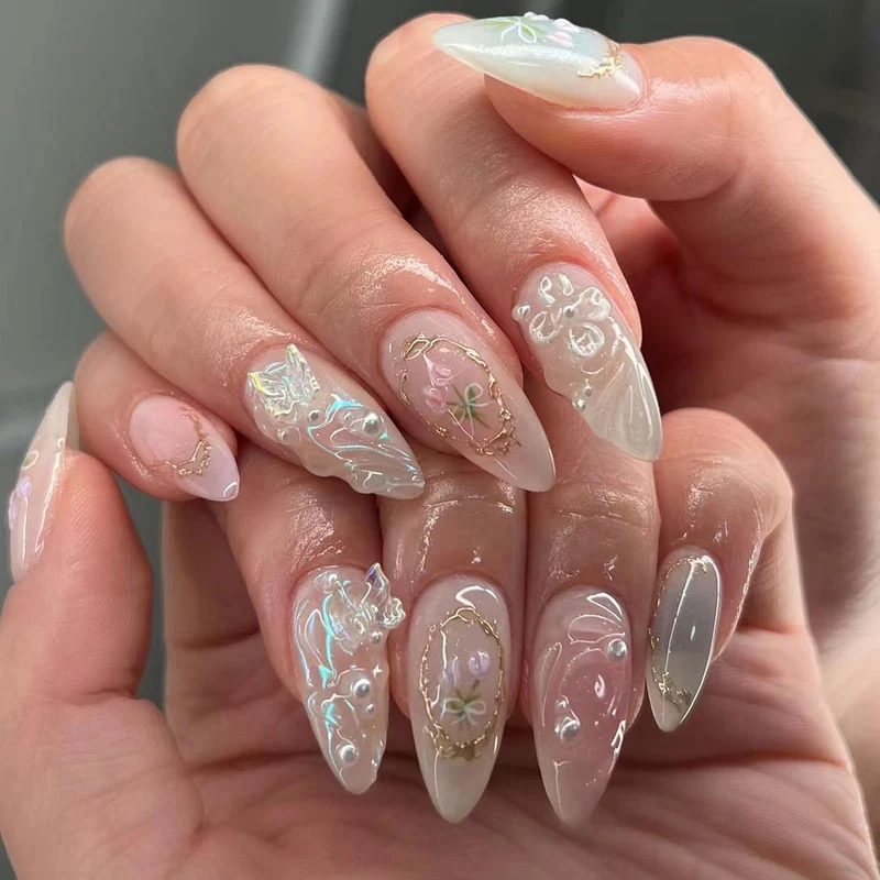 Kunstvolle Nagelverlängerungen mit eleganter Blütenverzierung Karnz