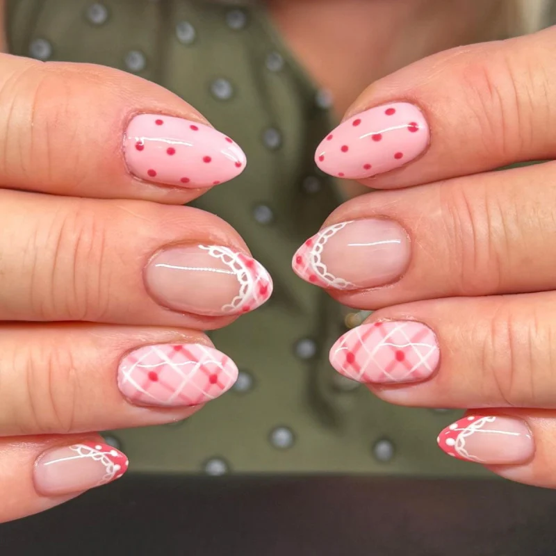 Kunstvolle Nagelverlängerungen mit eleganten Mustern Karnz