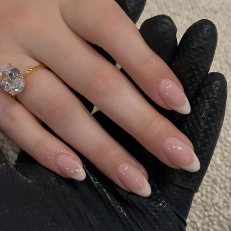 Kunstvolle Nagelverlängerungen mit eleganten French-Spitzen Karnz