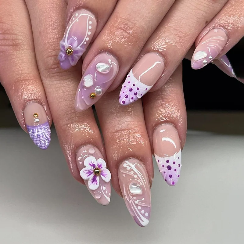 Kunstvolle Nagelverlängerungen mit eleganten floralen Verzierungen Karnz