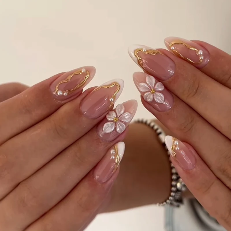 Kunstvolle Nagelverlängerungen mit eleganten blühenden Akzenten Karnz
