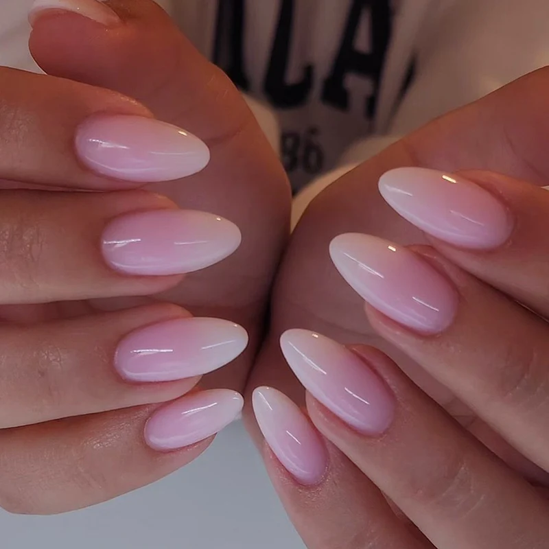 Kunstvolle Nagelverlängerungen mit elegantem Ombre-Effekt Karnz