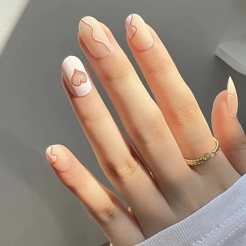 Kunstvolle Nagelverlängerungen mit elegantem Herzdesign Karnz