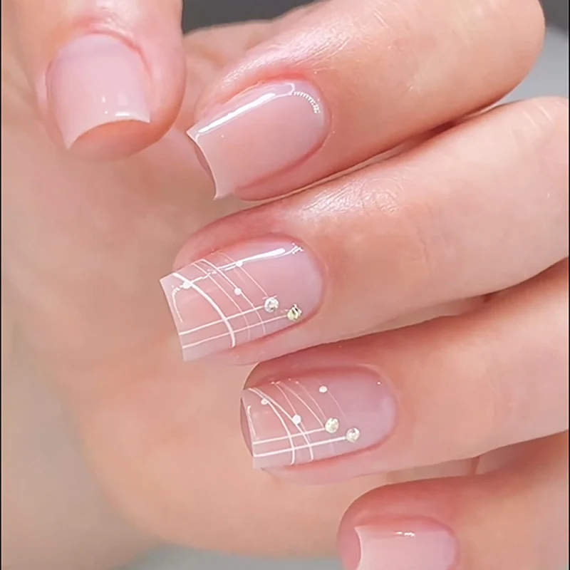 Kunstvolle Nagelverlängerungen mit elegantem Design und Strassverzierungen Karnz