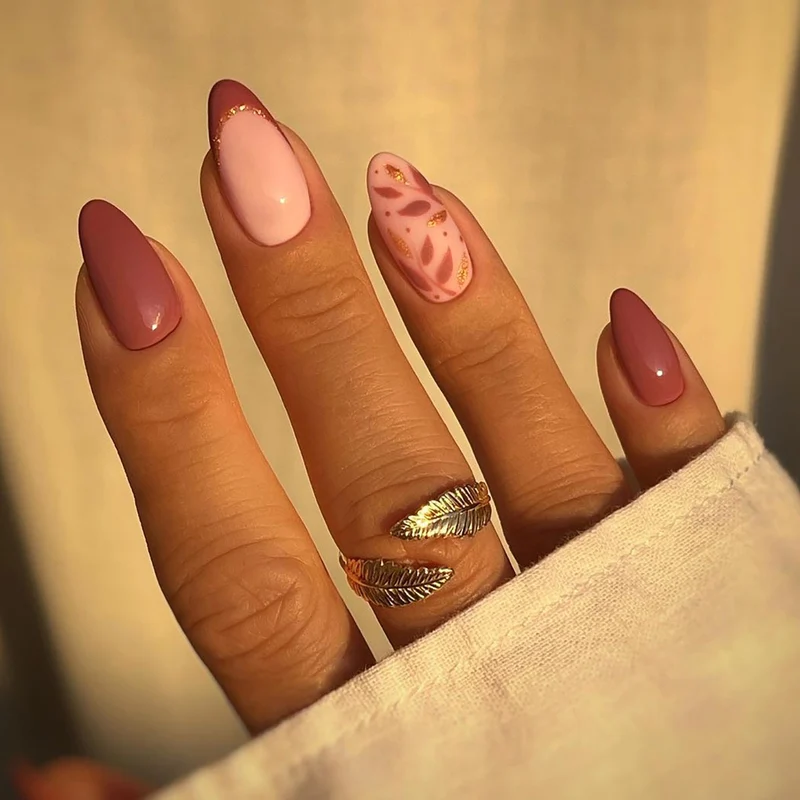 Kunstvolle Nagelverlängerungen mit elegantem Blattmuster Karnz
