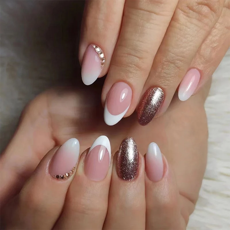 Glamouröse Nagelverlängerungen mit schimmerndem Akzent Karnz