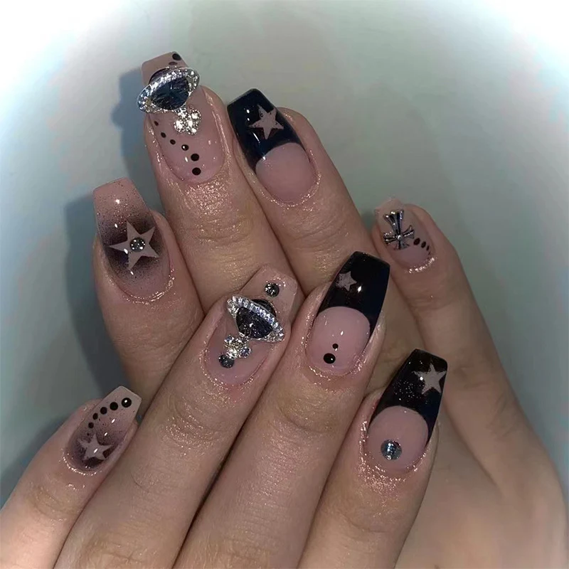Glamouröse Nagelkunst mit Sternenmotiven und Glitzerakzenten Karnz