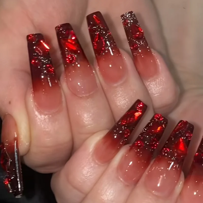 Glamouröse Nagelkunst mit Kristall-Design Karnz