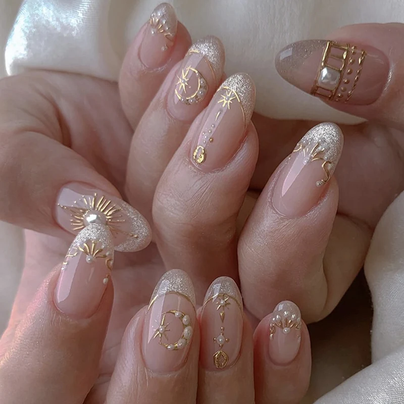 Glamouröse Nagelkunst mit feinen Goldakzenten Karnz