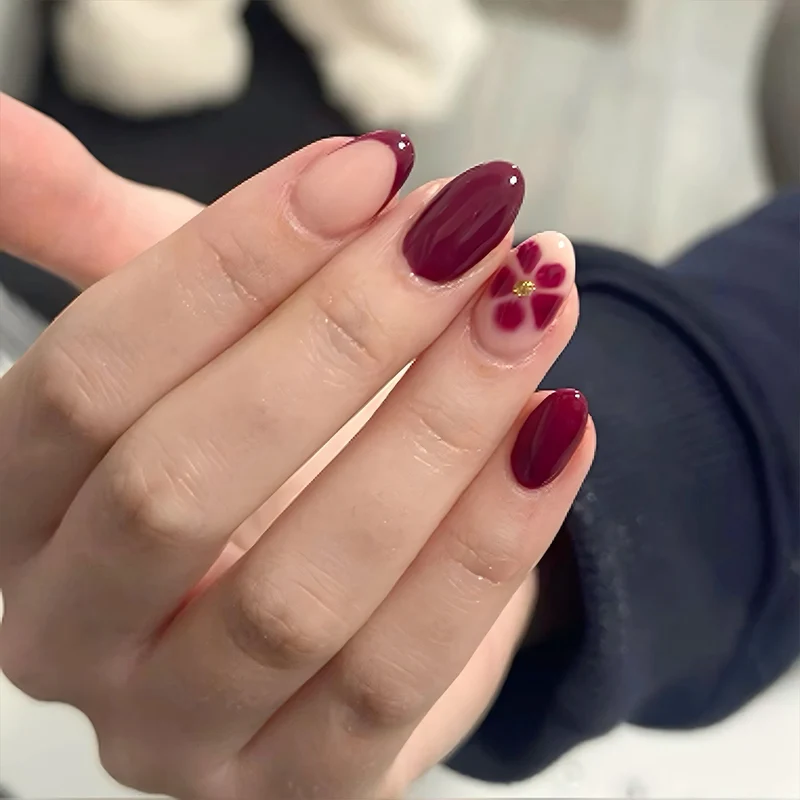 Glamouröse Nagelkunst mit Blumenakzenten Karnz