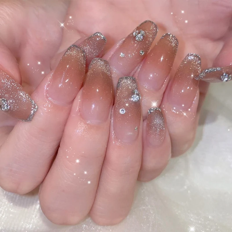Glamouröse Kunstnägel mit Glitzer und Strass-Akzenten Karnz