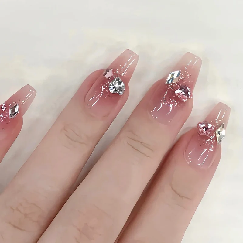 Glamouröse Kunstnägel mit Glitzer- und Kristallverzierung Karnz