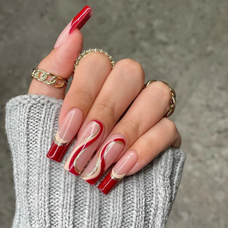 Glamouröse Kunstnägel mit elegantem Wellenmuster und Glitzerakzenten Karnz