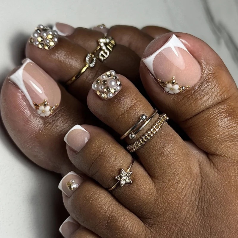 Glamouröse Fußnagelkunst mit luxuriösen Strass- und Blütenmotiven Karnz