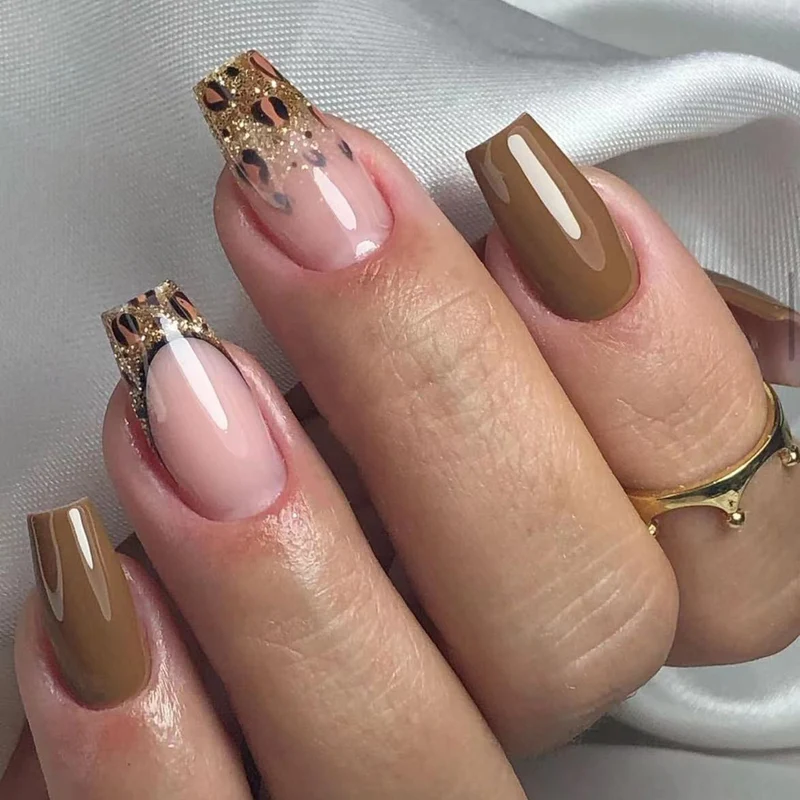Glamouröse Akrylnägel mit Glitzer- und Leopardenmotiven Karnz
