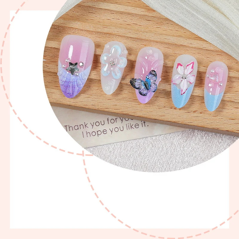Kreatives Kunstnagelset mit floralen und Schmetterlingsmotiven Karnz