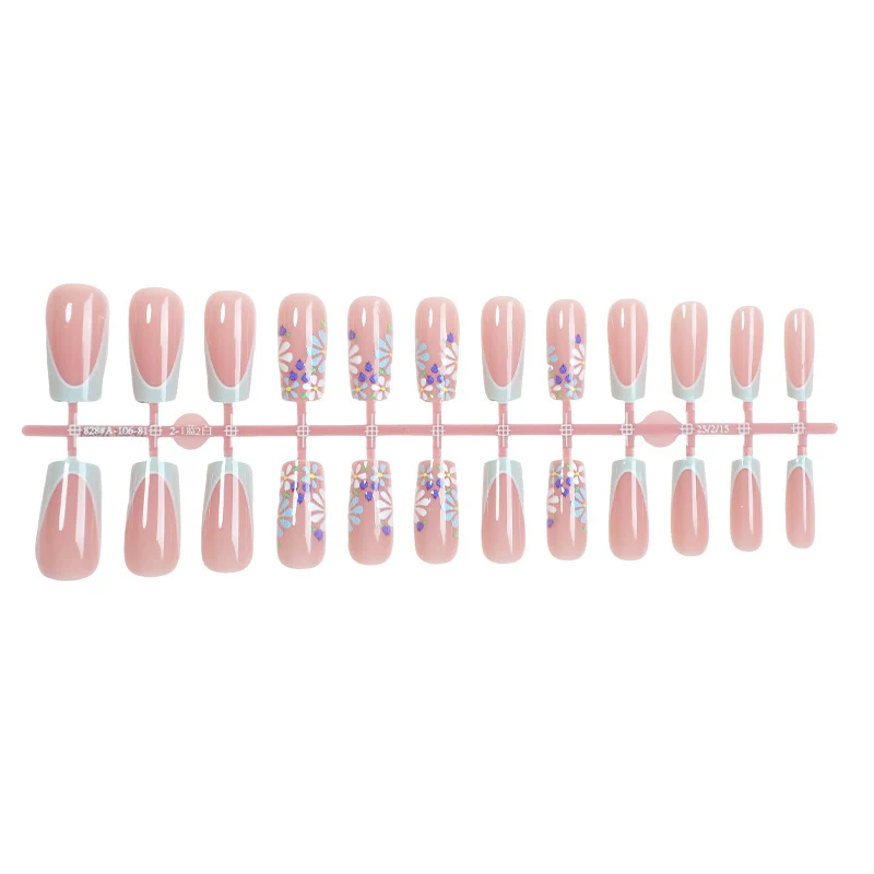 Kreatives Kunstnagelset mit floralen und glänzenden Akzenten Karnz